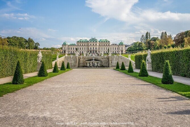 Christmas at Belvedere: 3hr Private Tour of Upper Palace & Market - Private tour energy: how guides like Maria and Rita change the day