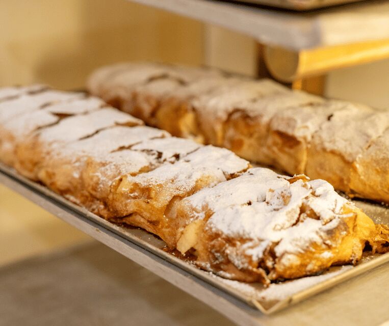 Culinary evening at the Gerstner K. u. K. Hofzuckerbäcker - The menu: soup, Burgundy roast beef, and the apple strudel finale