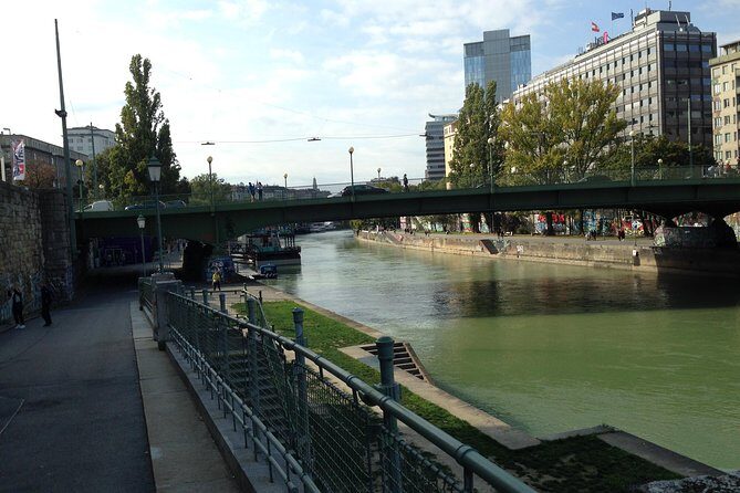 eBike Vienna 90min guided tour - use ebike for the whole day - Start at Argentinierstraße: Getting on the bike Without Stress