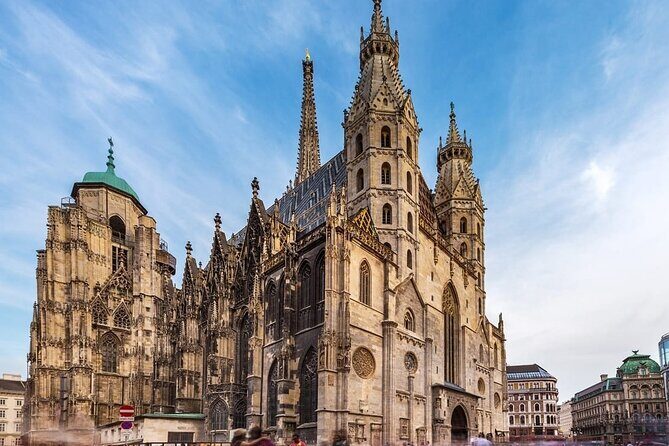 Private Bike Tour of Vienna Top Attractions & Nature - Meeting point, bikes, and the pace (set up fast)