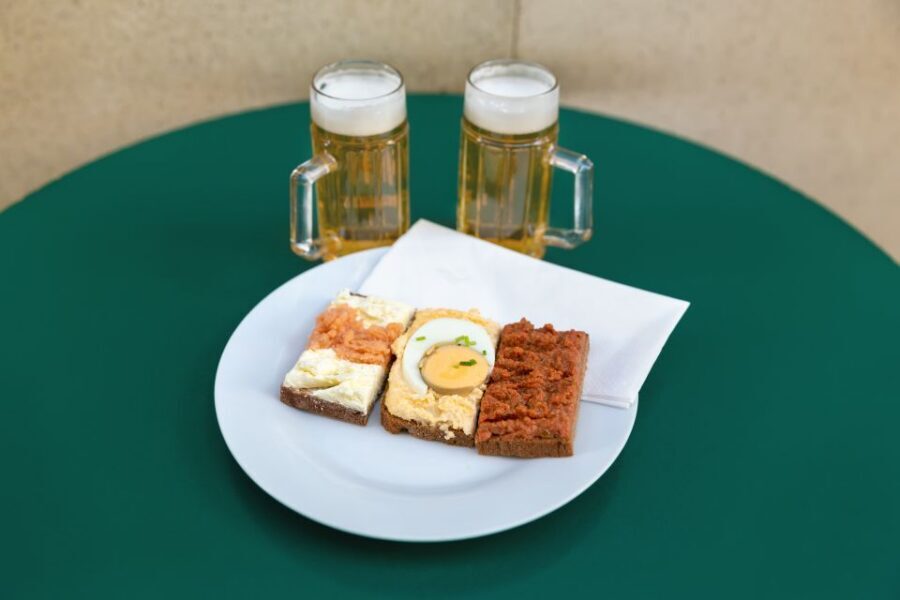 Vienna: Best of Vienna Food Tour - First stop: legendary meatloaf sampler and the Vienna comfort-food lesson