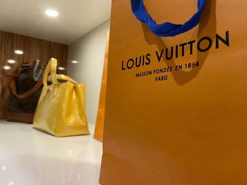 Vienna: Designer Fashion Time Capsule Experience - Your Quick Welcome: Tea, Coffee, and a Softer Start