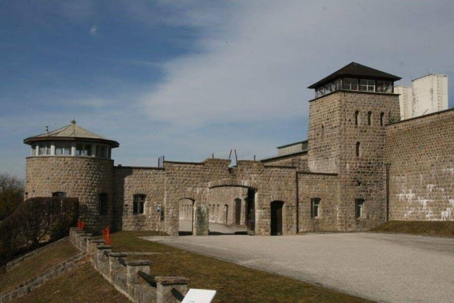 Vienna: Private tour Mauthausen and Linz - Mauthausen Memorial: walking the grounds with time to think