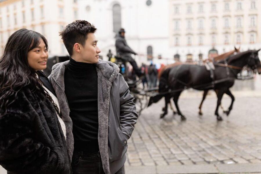 Vienna: Professional Photoshooting - Burggarten + Michaelerplatz: classic frames with breathing room