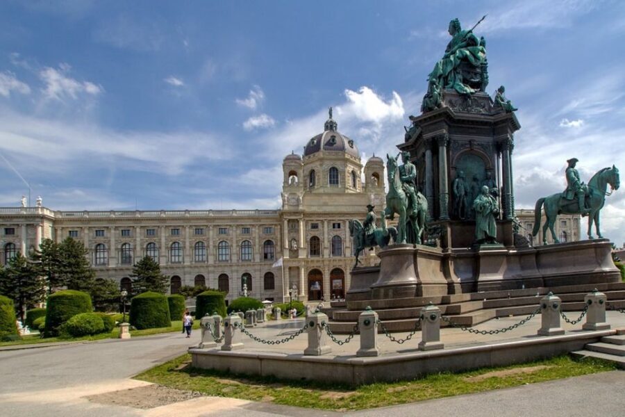 Vienna: Sightseeing Tour in a 1920s Classic Style Car - An Electric Old-Timer That Turns Vienna Into Easy Mode